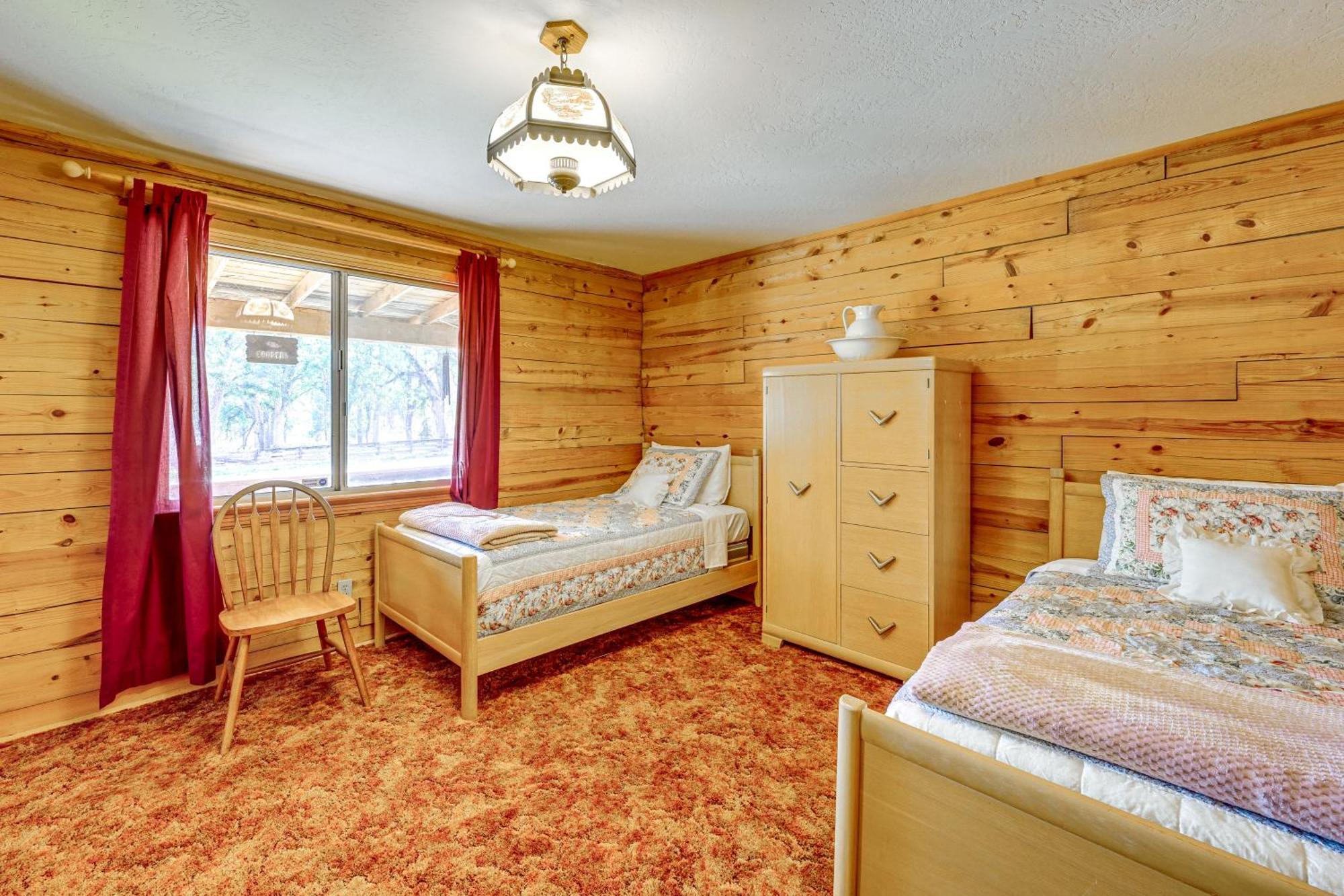 Cozy Family-Friendly Badger Retreat With Fireplace! 외부 사진