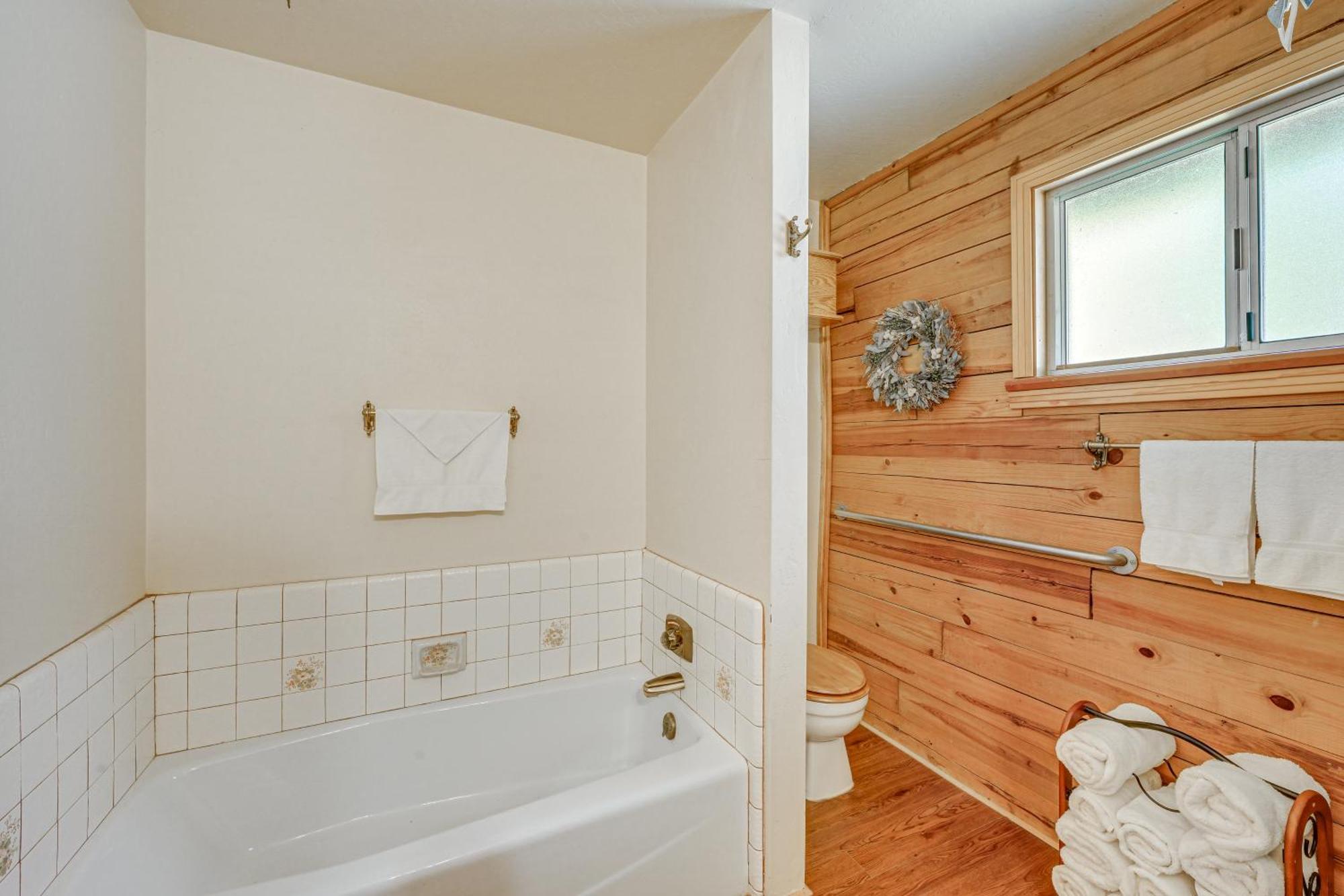 Cozy Family-Friendly Badger Retreat With Fireplace! 외부 사진