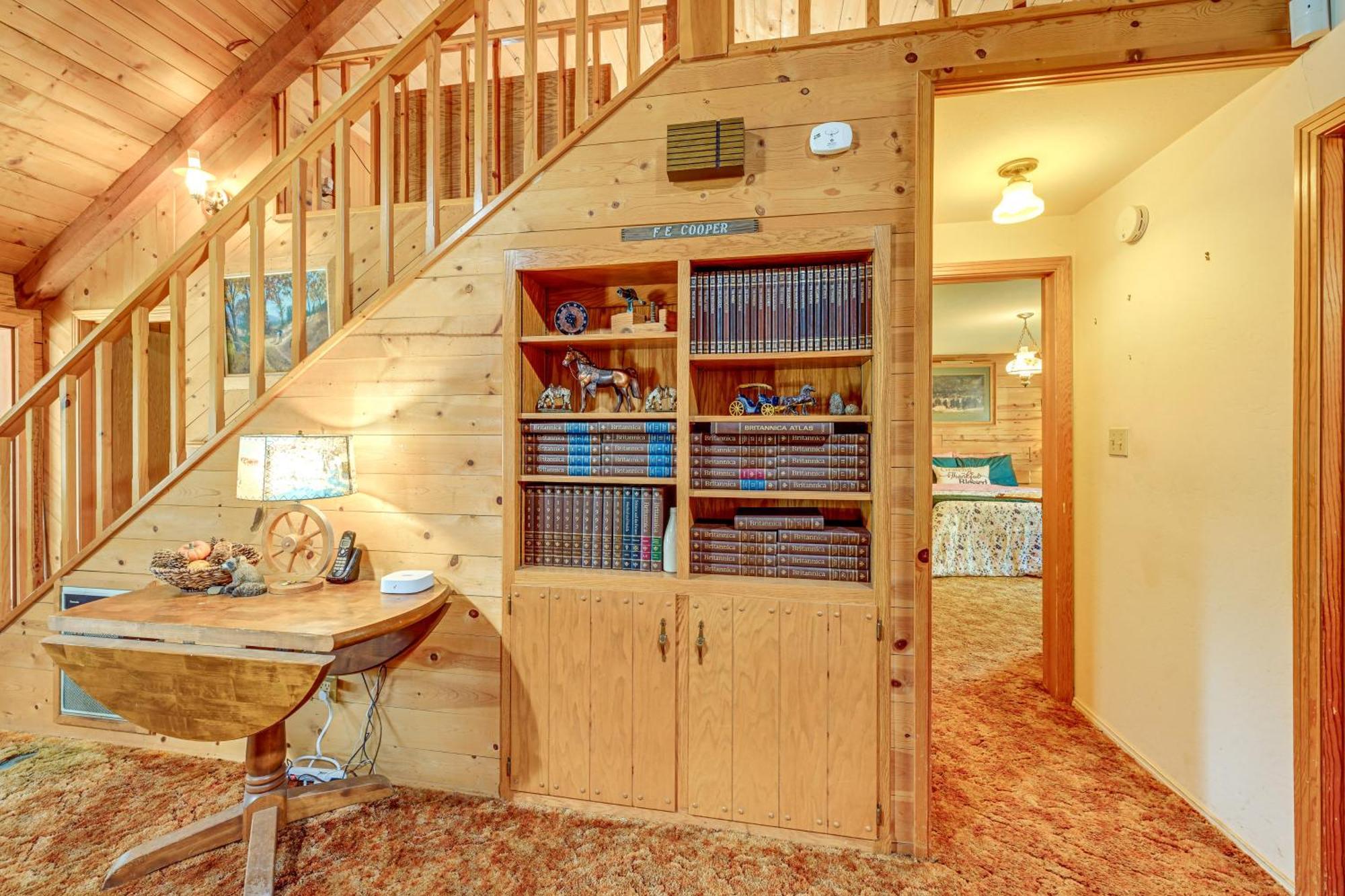 Cozy Family-Friendly Badger Retreat With Fireplace! 외부 사진