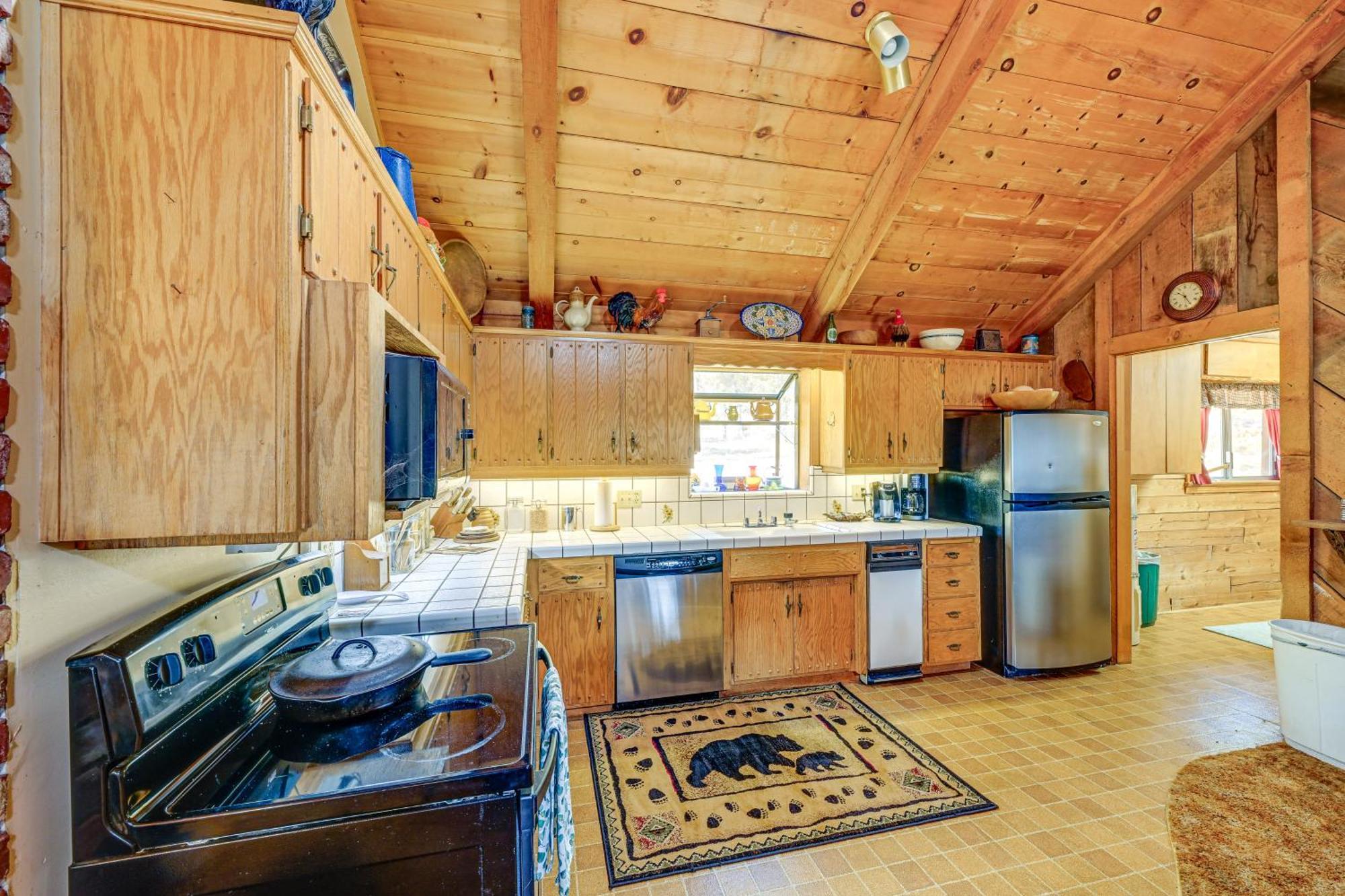 Cozy Family-Friendly Badger Retreat With Fireplace! 외부 사진
