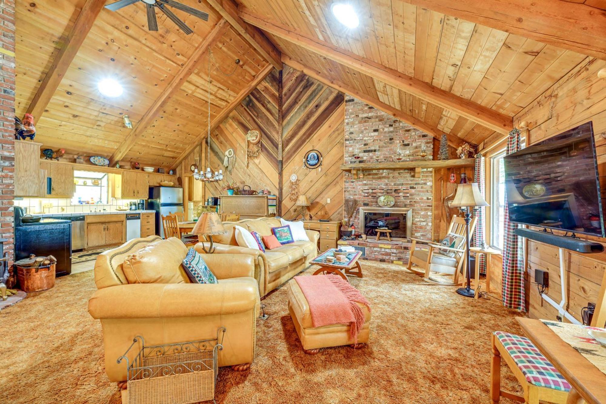 Cozy Family-Friendly Badger Retreat With Fireplace! 외부 사진