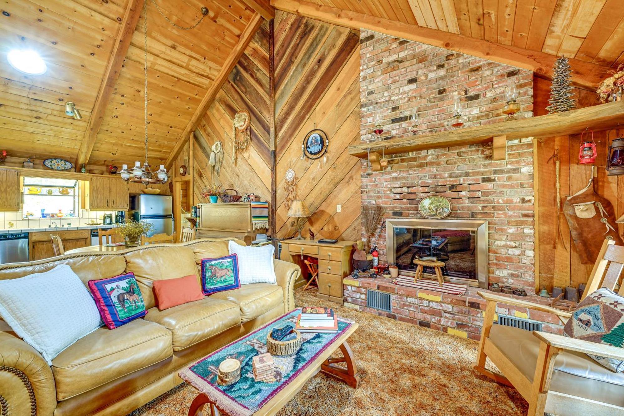 Cozy Family-Friendly Badger Retreat With Fireplace! 외부 사진