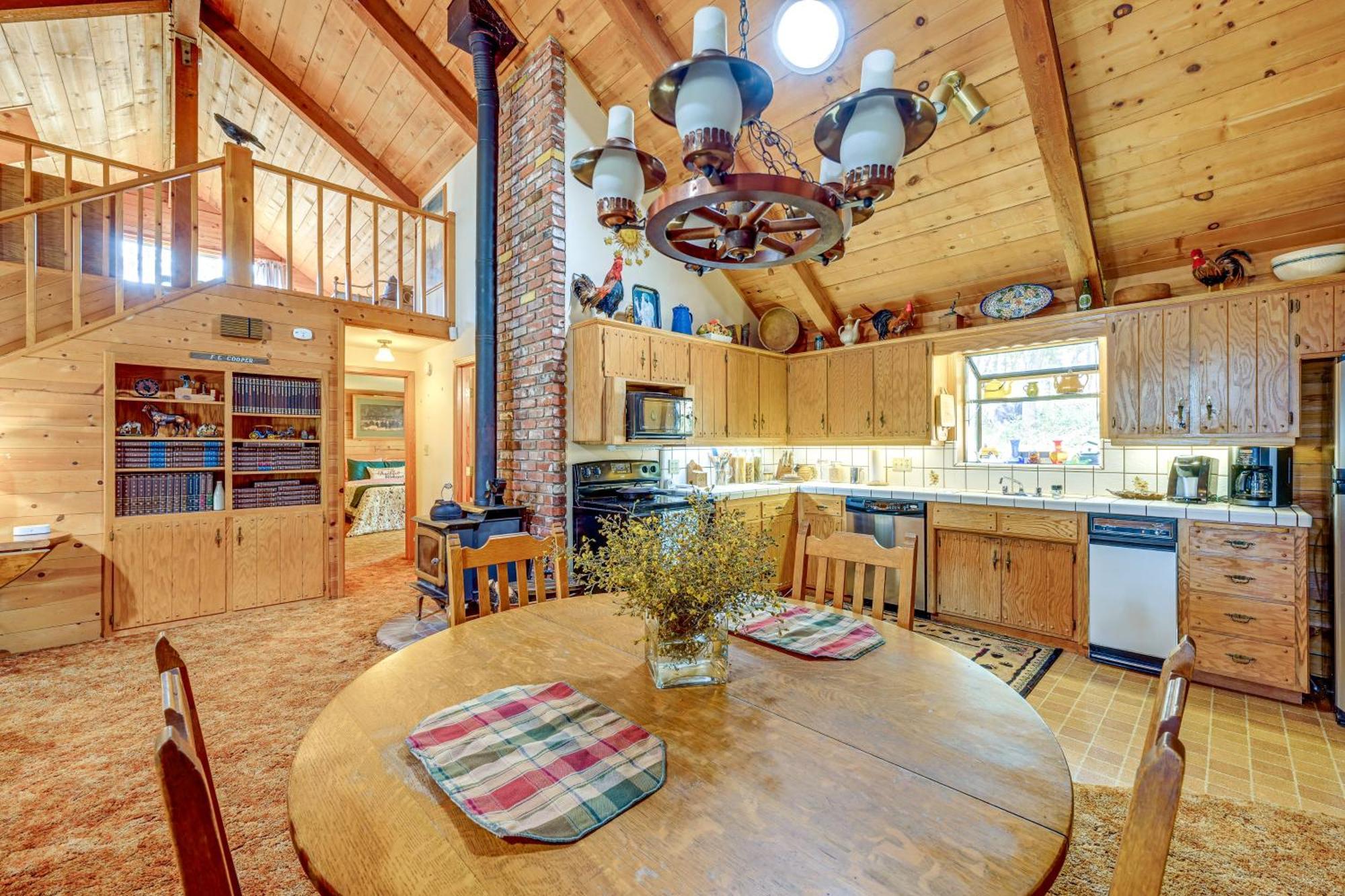 Cozy Family-Friendly Badger Retreat With Fireplace! 외부 사진