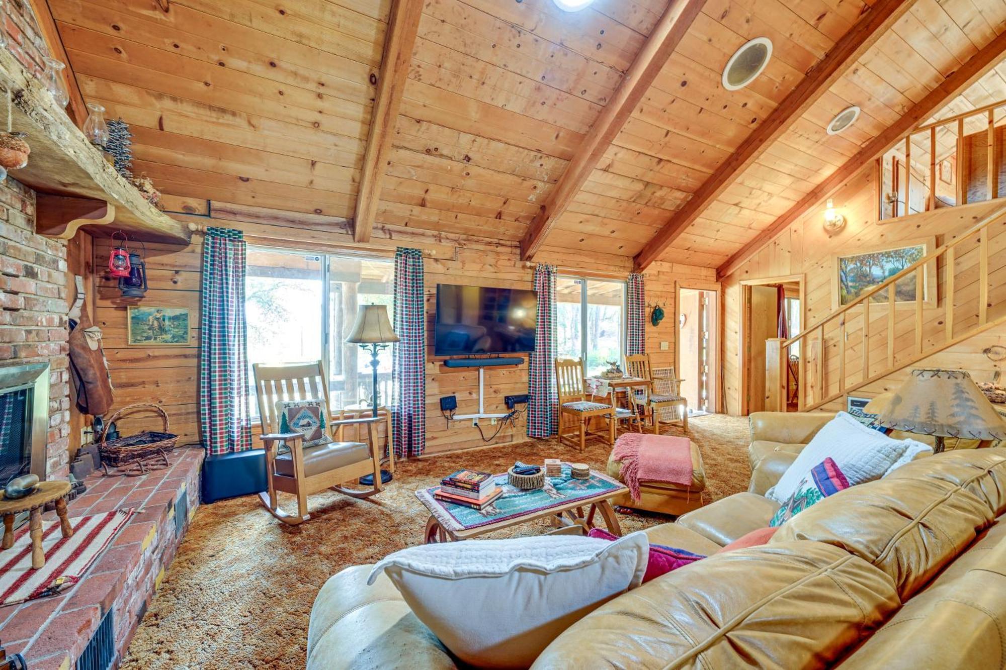 Cozy Family-Friendly Badger Retreat With Fireplace! 외부 사진